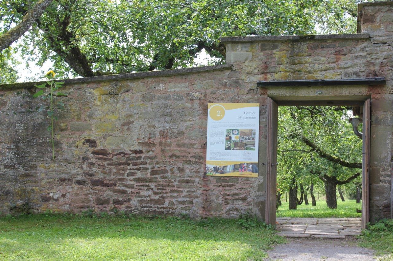 Führung durch den historischen Obst- und Bienengarten