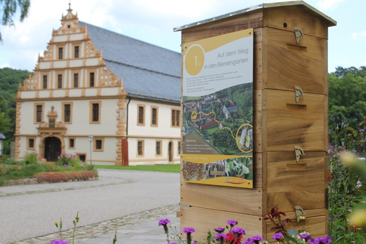 Führung durch den historischen Obst- und Bienengarten