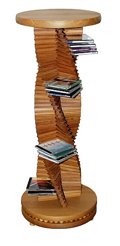 Edles Design in Holz.
Großer spiralförmiger CD-Ständer aus massivem Buchenholz. Ein Schmuckstück für jede Wohnung. Der holzkugelgelagerte Sockel ermöglicht ein leichtgängiges Drehen der CD-Säule.