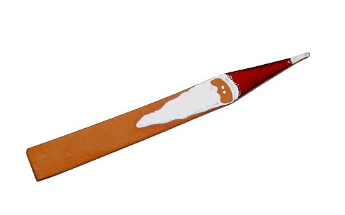 Ein Tonstab als Nikolaus, handgetöpfert und glasiert